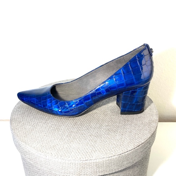 NWOB Stuart Weitzman Croc Embossed Block Heel Pump - Picture 4 of 8